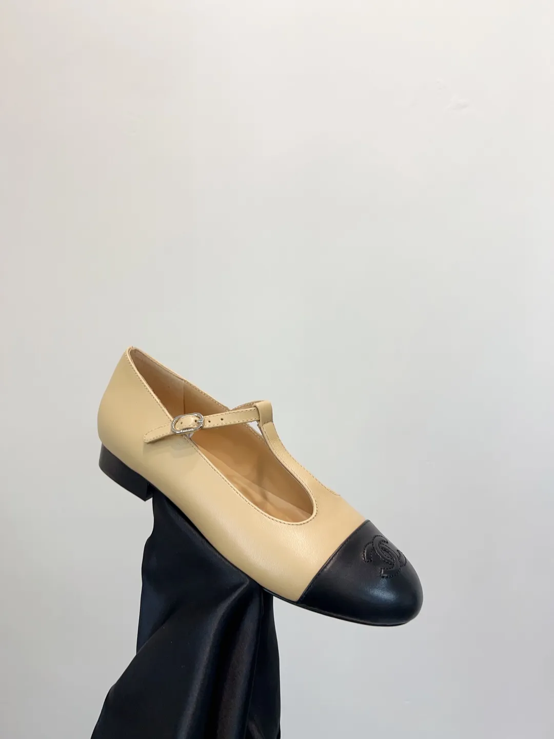 👟👟Ex-factory price 520👟👟 CHANEL Chanel classic three-color T-strap flat ballet shoes, Mary Jane shoes, Grandma Xiang’s consistent elegant ladylike temperament, full of high-end sense! It’s very nice on the feet~Whether it’s worn barefoot or paired with skirts or trousers, it’s very versatile! Incomparably beautiful! It’s so special. I’m very impressed with the details. (The version bought at the counter is developed and made according to the authentic 1:1 version. The details are perfect and more refined and durable. The upper foot is very pedicure-type. The key point is that it is very good and easy to control. ▪Fabric: Original custom-made mixed sheep. ▪Inner lining: imported sheepskin. ▪Outsole: Italian leather outsole. ▪Size: 35-39 (40, 41, 42 are custom-made and cannot be returned)